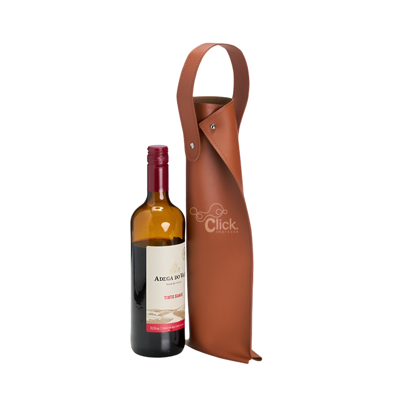 Apresentação sofisticada e prática! O porta vinho feito em poliuretano comporta uma garrafa e é ideal para um manuseio seguro e eficiente. Conta com alça para transporte e encaixe superior, proporcionando um fechamento firme e mantendo a garrafa estável dentro do estojo.

Altura :  37,8 cm

Largura :  14,9 cm

Medidas aproximadas para gravação (CxL):  29 cm x 13 cm

Tamanho total aproximado  (CxL):  Comprimento alça ponta a ponta: 37,2 cm
